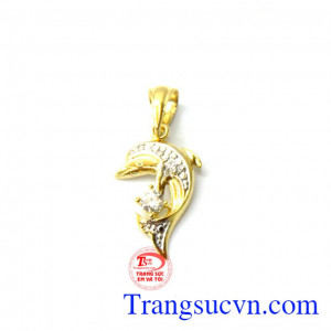 Sản phẩm mặt dây chuyền nữ phù hợp mọi lứa tuổi, hợp thời trang và sang trọng quý phái dễ kết hợp với trang phục Mặt dây vàng cá heo