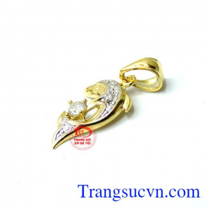 Mặt dây vàng cá heo với thiết kế độc đáo, tinh xảo, phù hợp phong cách và thị hiếu phái đẹp, Mặt dây vàng cá heo là món quà tuyệt vời cho người yêu thương những dịp ý nghĩa