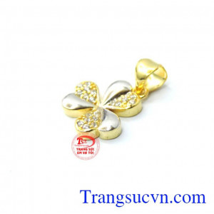 Mặt vàng cỏ 3 lá phù hợp nhiều loại dây chuyền, dễ dàng kết hợp với nhiều phong cách thời trang khác nhau