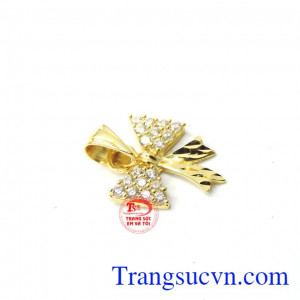 Mặt vàng chiếc nơ được thiết kế với ý tưởng chiếc nơ nguyên thủy được cách điệu đính đá, mặt vàng cho nữ món quà ý nghĩa