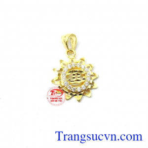 Mặt dây chuyền sáng bóng uy tín về chất lượng vàng, khách hàng ưa chuộng làm quà trong các dịp lễ tết và ngày kỷ niệm. Mặt trời vàng tây