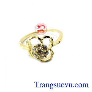 Nhẫn hoa vàng tình yêu