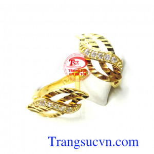 Hoa tai vàng kiểu đẹp được đính đá thời thượng, thiết kế bắt mắt, xinh xắn.