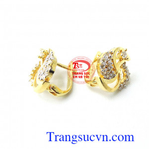 Hoa tai vàng kiểu đẹp tôn lên vẻ trẻ trung, hiện đại cho người đeo. Hoa tai vàng kiểu đẹp giao hàng trên toàn quốc.