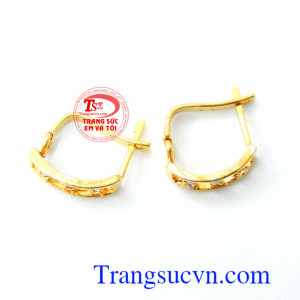 Cặp hoa tai đá kết mang lại vẻ trang nhã, thanh thoát cho người đeo.