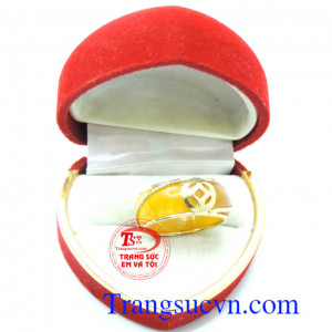 Nhẫn nữ su may mắn ngọc chế tác tinh tế mang đến những đường nét sáng,bóng bền đẹp cho chiếc nhẫn nữ đeo hợp thời trang,chất lượng vàng được đảm bảo uy tín. Khách hàng ưa chuộng sản phẩm nhẫn nữ vàng tây bền đẹp.