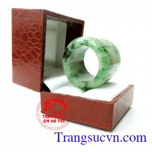 Nhẫn ngọc jadeite bản to oval