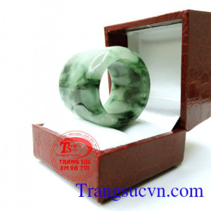 Nhẫn ngọc bảo vật quý