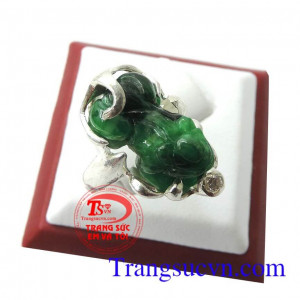 Nhẫn tỳ hưu ngọc cẩm thạch thích hợp làm quà tặng người thân yêu của bạn