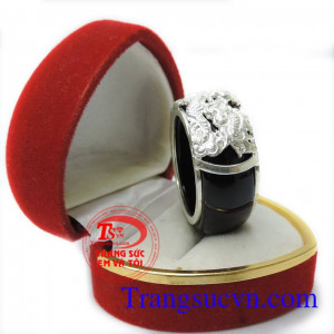 Nhẫn mã não đen bọc rồng bạc