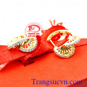 Hoa tai vàng 18k cao quý thanh thoát là sự lựa chọn ý nghĩa để làm quà tặng cho người thân.