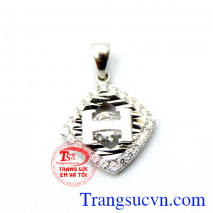 Mặt vàng trắng chữ H độc đáo