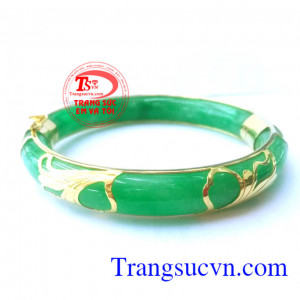Chiếc Vòng cẩm thạch vàng hoa văn đảm bảo chất lượng vàng. 