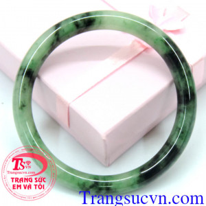 Ngọc cẩm thạch, phù hợp với nhiều lứa tuổi, đeo hợp thời trang và quý phái
