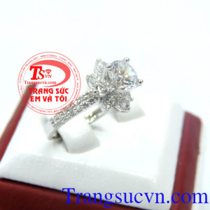 Nhẫn vàng nữ kiểu dáng hiện đại, nhẫn nữ vàng, nhẫn nữ vàng trắng, nhẫn nữ 18k sản xuất, nhẫn nữ thiết kế đẹp, kiểu dáng hiện đại năng động mà không kém phần quyến rũ sang trọng.