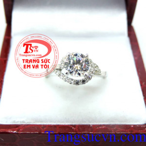 Nhẫn nữ thiết kế tinh xảo, nhẫn nữ vàng trắng 18k thiết kế tinh xảo, với những đường cong và đính đá tôn lên vẻ đẹp quyến rũ cho phái nữ.