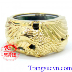 Nhẫn ngọc bọc đại bàng, nhẫn ngọc cẩm thạch bọc vàng hình đại bàng mạnh mẽ, phong cách của phái nam, tôn lên vẻ sang trong cũng như thể hiện được sự bản lĩnh của phái mạnh.