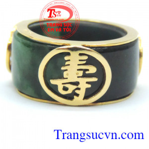 Nhẫn ngọc phúc lộc thọ, nhẫn ngọc bọc vàng 3 chữ phúc lộc thọ, vàng 18k sáng bóng bền màu, khắc chữ vô cùng tinh tế sang trọng. Nhẫn ngọc mang lại may mắn bình an.
