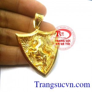 Mặt dây chuyền nam con ngựa đeo cùng dây chuyền vàng mang lại vẻ cá tính, dũng mãnh cho phái mạnh.