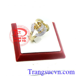 Nhẫn nữ cách điệu mang đến vẻ thời thượng đến cho phái đẹp.