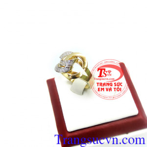 Đây cũng là món quà ý nghĩa dành cho người thân, bạn bè. Nhẫn nữ cách điệu