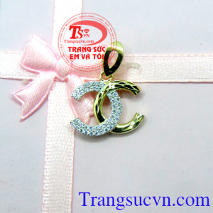 Mặt dây thương hiệu đỉnh cao phù hợp mọi lứa tuổi, hợp thời trang và sang trọng quý phái dễ kết hợp với trang phục.