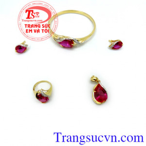 Bộ trang sức vàng tây mệnh Hỏa là món quà tặng tuyệt vời cho người yêu thương những dịp ý nghĩa