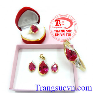 Bộ trang sức vàng tây mệnh Hỏa là món quà tặng tuyệt vời cho người yêu thương những dịp ý nghĩa