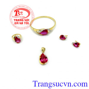 Bộ trang sức vàng tây mệnh Hỏa được phái đẹp đặc biệt ưa chuộng bởi thiết kế tinh xảo, sắc nét, đeo hợp thời trang và sang trọng