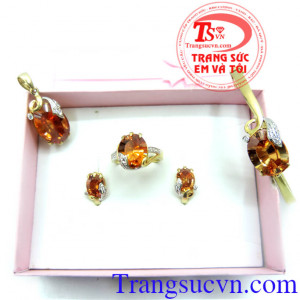 Thiết kế đơn giản tinh tế. Bộ trang sức nữ mệnh Kim