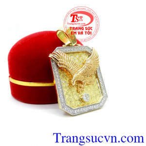 Mặt đại bàng dũng mãnh, mặt dây nam vàng 18k, thiết kế và chế tác tinh xảo, mang đến cho người đeo vẻ đẹp mạnh mẽ, nam tính và thời trang.