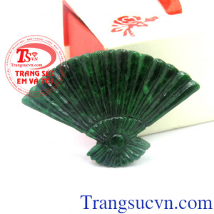 Quạt ngọc xua tan bệnh tật