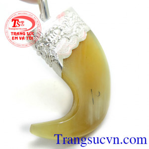 Mặt bạc nam to có thể kết hợp nhiều loại dây chuyền khác nhau.