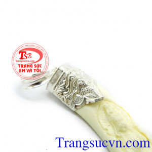 Mang theo mặt bạc nam khắc quan âm giúp xua đuổi tà khí, mang lại điều bình an cho phái mạnh.