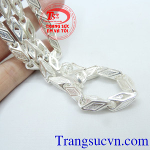 Đeo bạc trên người giống như có bạn đồng hành về sức khoẻ và sự phú quý, tức là về mặt y học nó có tác dụng tích cực tới sức khoẻ hơn cả vàng