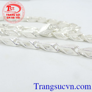 Người xưa còn sử dụng bạc thuần chủng để chế tạo thành các công cụ bảo vệ sức khoẻ như: bát, đĩa, cốc uống rượu, đồ dùng hàng ngày... vừa nhằm kéo dài tuổi thọ, vừa làm biểu tượng cho thân phận vì khi đó phần lớn bạc