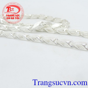 Có thể dùng bạc để kiểm tra xem trong đồ ăn có độc hay không? Bởi vì bạc có thể có phản ứng hóa học với rất nhiều loại độc tố khiến bạc bị sạm đen mà mắt thường có thể nhìn thấy được