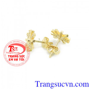 Hoa tai hậu duệ mặt trời dễ kết hợp với nhiều kiểu quần áo.