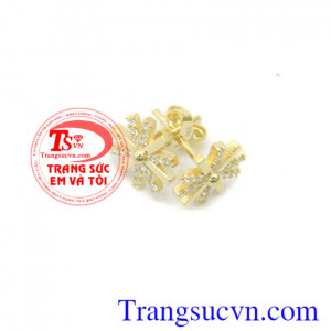 Hoa tai hậu duệ mặt trời được thiết kế tinh tế, xinh xắn, đeo hợp thời trang.