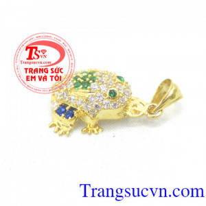 Mặt dây cóc gậm tiền vàng tây sắc nét sang trọng.  Mặt dây con cóc vàng tây