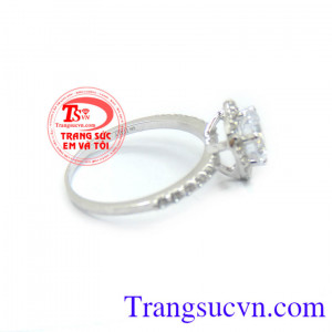 Nhẫn nữ vàng trắng kim cương nhân tạo mang lại nét trẻ trung, nữ tính cho phái đẹp.