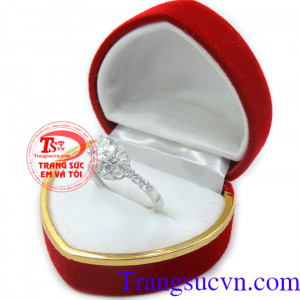 Nhẫn nữ vàng trắng kim cương nhân tạo đeo hợp thời trang.