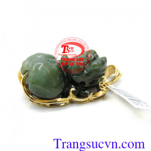 Người ta tin rằng khi sở hữu linh vật này có thể đem lại nhiều may mắn về tài lộc, của cải cho họ. Mặt dây tỳ hưu bọc vàng ngọc cẩm thạch