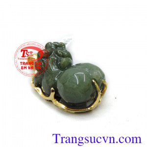 Mặt dây tỳ hưu bọc vàng ngọc cẩm thạch mang lại tài lộc, hưng thịnh cho người đeo.