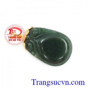 Mặt dây ngọc cẩm thạch bọc vàng hình bình mang lại may mắn và bình an cho người đeo.
