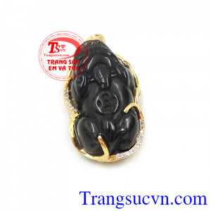 Mặt dây tỳ hưu đá obsidian bọc vàng mang lại nhiều may mắn và tài lộc cho người đeo.