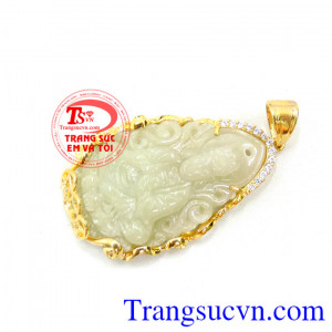 Mặt quân âm ngọc cẩm thạch bọc vàng mang lại nhiều điều tốt lành đến cho người đeo.