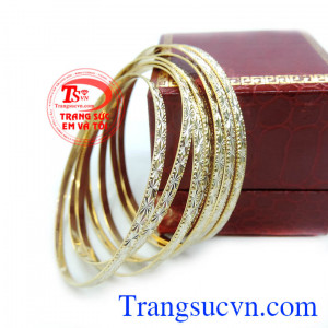 Thiết kế đẹp mắt và sang trọng. Vòng tuần vàng 18k Italia đẹp