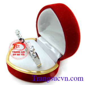 Nhẫn cưới vàng trắng đính kim cương đẹp