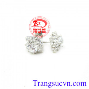 Hoa tai vàng trắng 18k đính kim cương xinh xắn giao hàng trên toàn quốc.